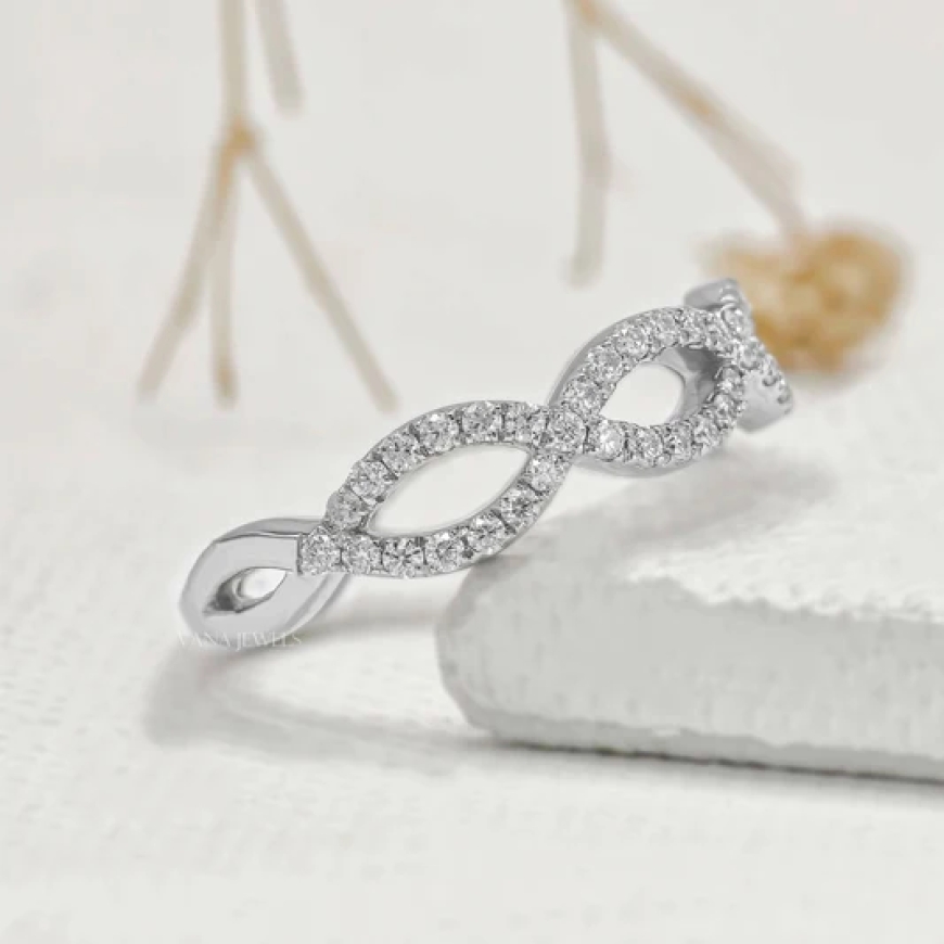 Innovative Love, Classic Shine: Lab Diamond Wedding Band